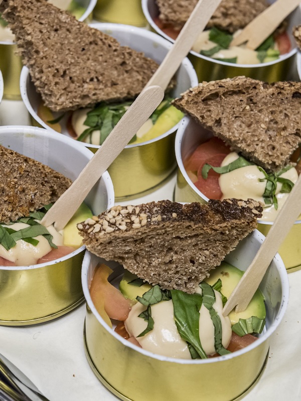 Weststadt Bar Catering, kleine Vorspeise in Schale mit Brotscheibe